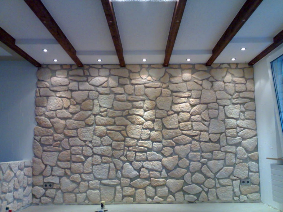 Lichter mit Steinwand