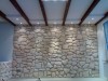 Lichter mit Steinwand